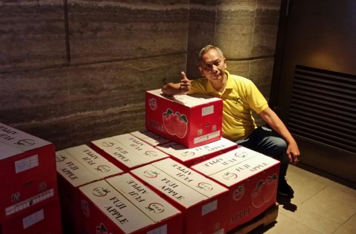 進濤果欄捐贈12箱蘋果