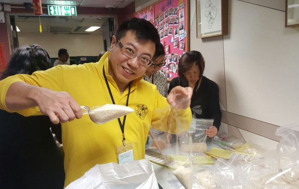 一班義工為慈善宴凖備禮品
