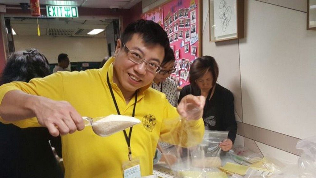 一班義工為慈善宴凖備禮品