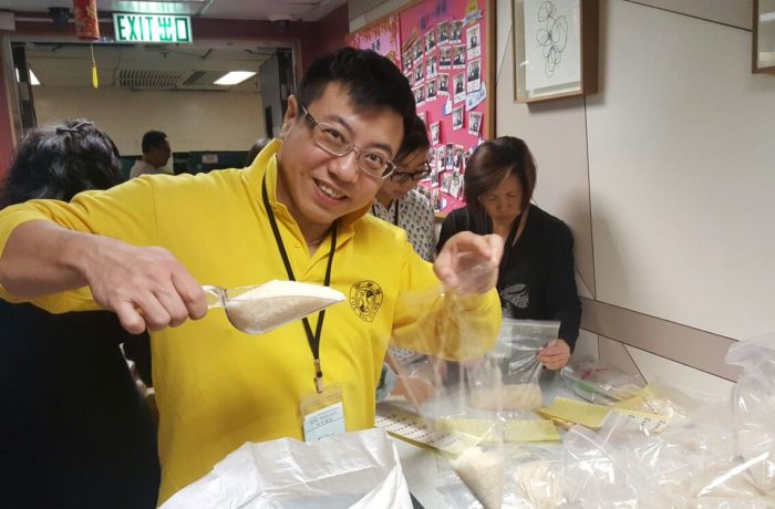 一班義工為慈善宴凖備禮品