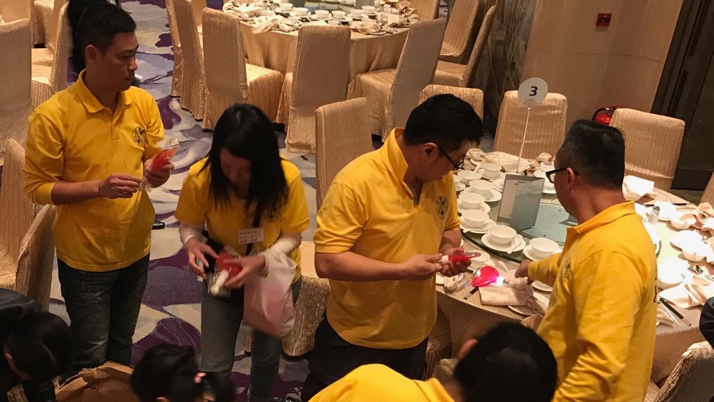 義工們為慈善宴再作充分準備